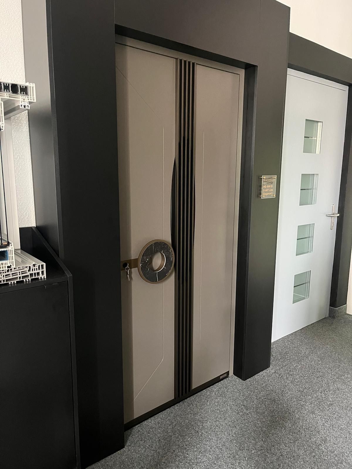 Aluminiowe drzwi Drutex D-ART z okrągłym uchwytem na ekspozycji w salonie BIS-BUD w Kaliszu